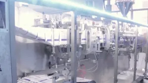 Горизонтальная фасовочно-упаковочная машина для плоских пауч-пакетов с одной дозирующей головкой