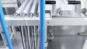 Горизонтальная фасовочно-упаковочная машина для пауч-пакетов с зип-замком с двумя дозирующими головками