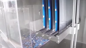 Горизонтальная фасовочно-упаковочная машина для формирования фигурных пауч-пакетов из рулона с двумя дозирующими головками