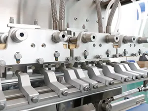 Захваты пакетов, панель управления HMI, резервуар для жидких продуктов, конвейерная система