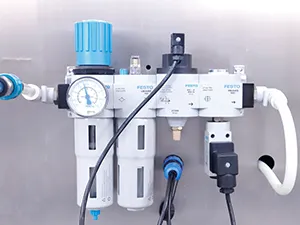 Захваты пакетов, панель управления HMI, резервуар для жидких продуктов, конвейерная система