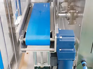 Захваты пакетов, панель управления HMI, резервуар для жидких продуктов, конвейерная система