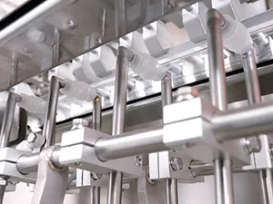 Сервоприводная машина для упаковки в готовые пауч-пакеты с четырьмя наполнительными головками