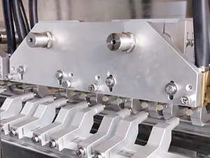 Сервоприводная машина для упаковки в готовые пауч-пакеты с четырьмя наполнительными головками