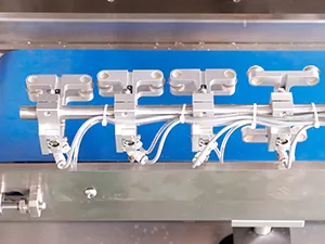 Сервоприводная машина для упаковки в готовые пауч-пакеты с четырьмя наполнительными головками