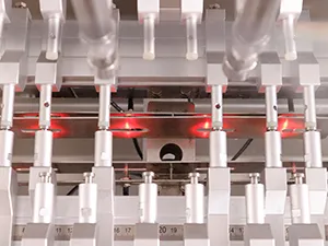 Сервоприводная машина для упаковки в готовые пауч-пакеты с четырьмя наполнительными головками