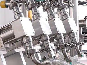 Сервоприводная машина для упаковки в готовые пауч-пакеты с четырьмя наполнительными головками