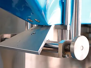 Горизонтальная фасовочно-упаковочная машина для пакетов дой-пак со штуцером с одной дозирующей головкой