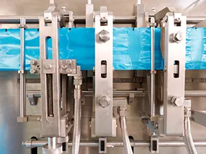 Горизонтальная фасовочно-упаковочная машина для пакетов дой-пак со штуцером с одной дозирующей головкой