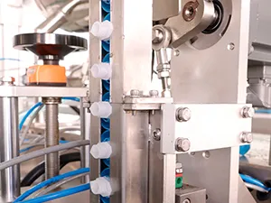 Горизонтальная фасовочно-упаковочная машина для пакетов дой-пак со штуцером с одной дозирующей головкой