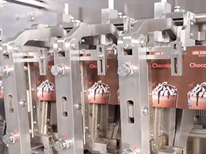 Сервоприводная машина для упаковки в пауч-пакеты с носиком из рулонной плёнки с двумя наполнительными головками