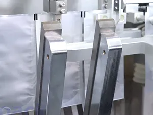 Сервоприводная машина для упаковки в пауч-пакеты с носиком из рулонной плёнки с двумя наполнительными головками