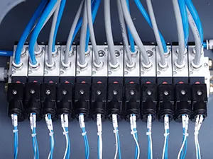 Сервоприводная машина для упаковки в пауч-пакеты с зип-замком из рулонной плёнки с двумя наполнительными головками