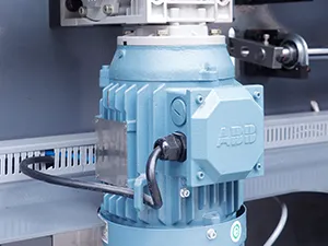 Сервоприводная машина для упаковки в пауч-пакеты с зип-замком из рулонной плёнки с двумя наполнительными головками