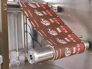 Горизонтальная фасовочно-упаковочная машина для плоских пауч-пакетов с двумя дозирующими головками