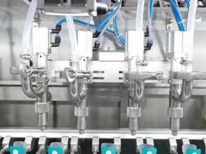 Горизонтальная фасовочно-упаковочная машина для формирования фигурных пауч-пакетов из рулона с четырьмя дозирующими головками