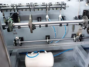 Горизонтальная фасовочно-упаковочная машина для формирования фигурных пауч-пакетов из рулона с четырьмя дозирующими головками