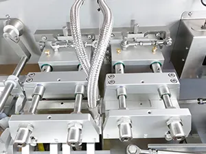 Горизонтальная фасовочно-упаковочная машина для формирования фигурных пауч-пакетов из рулона с двумя дозирующими головками