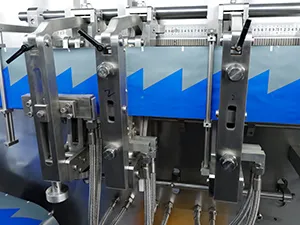 Горизонтальная фасовочно-упаковочная машина для формирования фигурных пауч-пакетов из рулона с двумя дозирующими головками