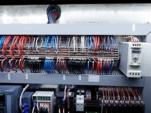 Горизонтальная фасовочно-упаковочная машина для формирования фигурных пауч-пакетов из рулона с двумя дозирующими головками