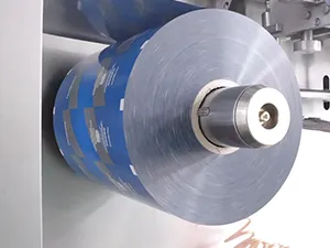 Горизонтальная фасовочно-упаковочная машина для формирования фигурных пауч-пакетов из рулона с одной дозирующей головкой