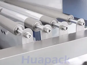 Горизонтальная фасовочно-упаковочная машина для формирования фигурных пауч-пакетов из рулона с одной дозирующей головкой