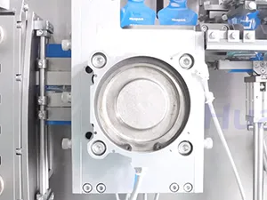 Горизонтальная фасовочно-упаковочная машина для формирования фигурных пауч-пакетов из рулона с одной дозирующей головкой