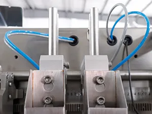 Горизонтальная фасовочно-упаковочная машина для пауч-пакетов со штуцером с одной дозирующей головкой (HFFS)