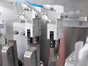 Горизонтальная фасовочно-упаковочная машина для пауч-пакетов со штуцером с одной дозирующей головкой (HFFS)