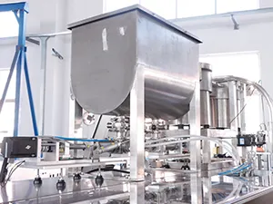 Горизонтальная фасовочно-упаковочная машина для пауч-пакетов со штуцером с двумя дозирующими головками