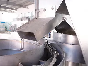 Горизонтальная фасовочно-упаковочная машина для пауч-пакетов со штуцером с двумя дозирующими головками