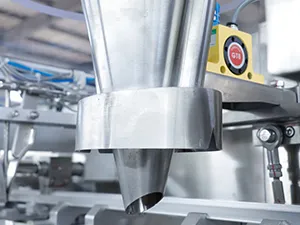 Горизонтальная фасовочно-упаковочная машина для пауч-пакетов с зип-замком с одной дозирующей головкой