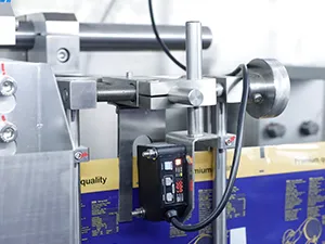 Горизонтальная фасовочно-упаковочная машина для пауч-пакетов с зип-замком с одной дозирующей головкой