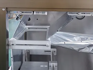 Горизонтальная фасовочно-упаковочная машина для пауч-пакетов с зип-замком с двумя дозирующими головками