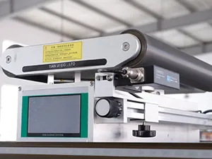 Горизонтальная фасовочно-упаковочная машина для пауч-пакетов с зип-замком с двумя дозирующими головками