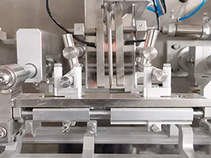 Сервоприводная машина для упаковки в готовые пауч-пакеты с одной наполнительной головкой