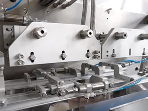 Сервоприводная машина для упаковки в готовые пауч-пакеты с одной наполнительной головкой