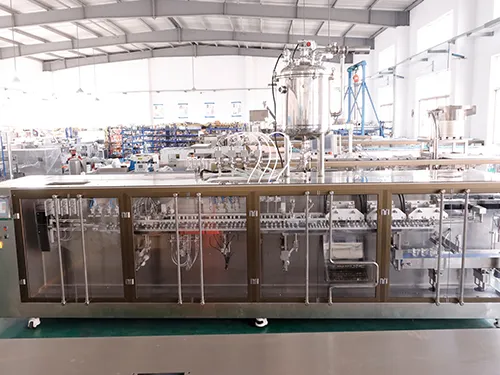 Сервоприводная машина для упаковки в готовые пауч-пакеты с четырьмя дозирующими головками