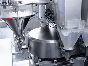 Сервоприводная машина для упаковки в пауч-пакеты с зип-замком из рулонной плёнки с двумя наполнительными головками