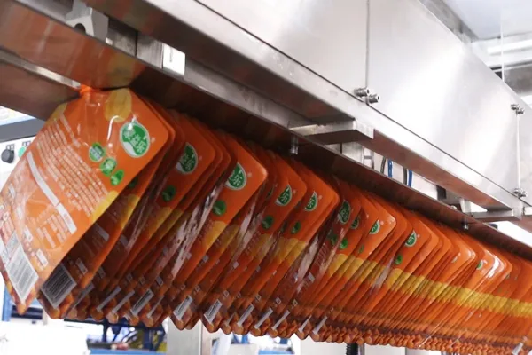 Машины для розлива и укупорки в пауч-пакеты со штуцером